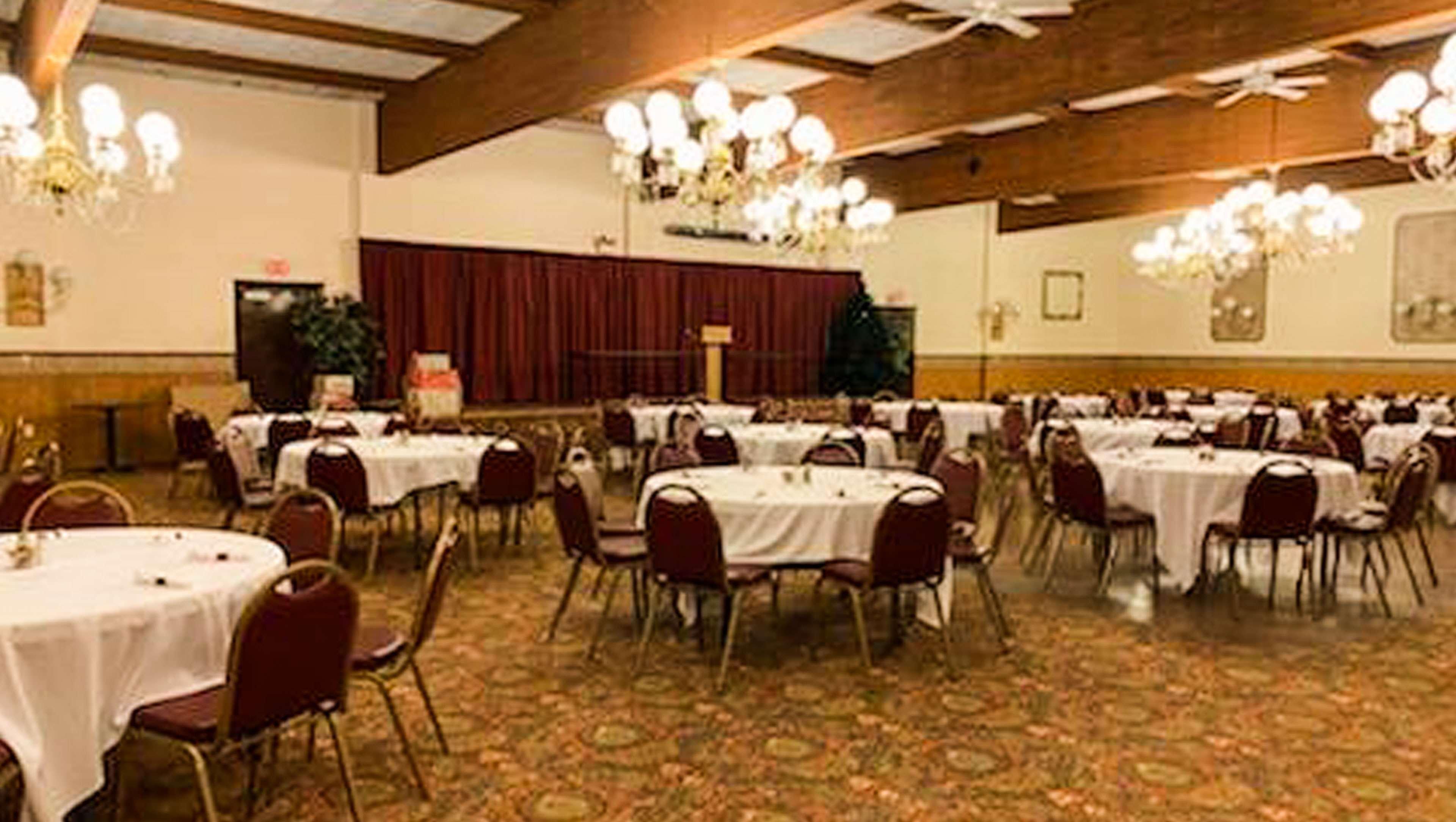 Voyageur Inn And Conference Center Reedsburg Exterior photo