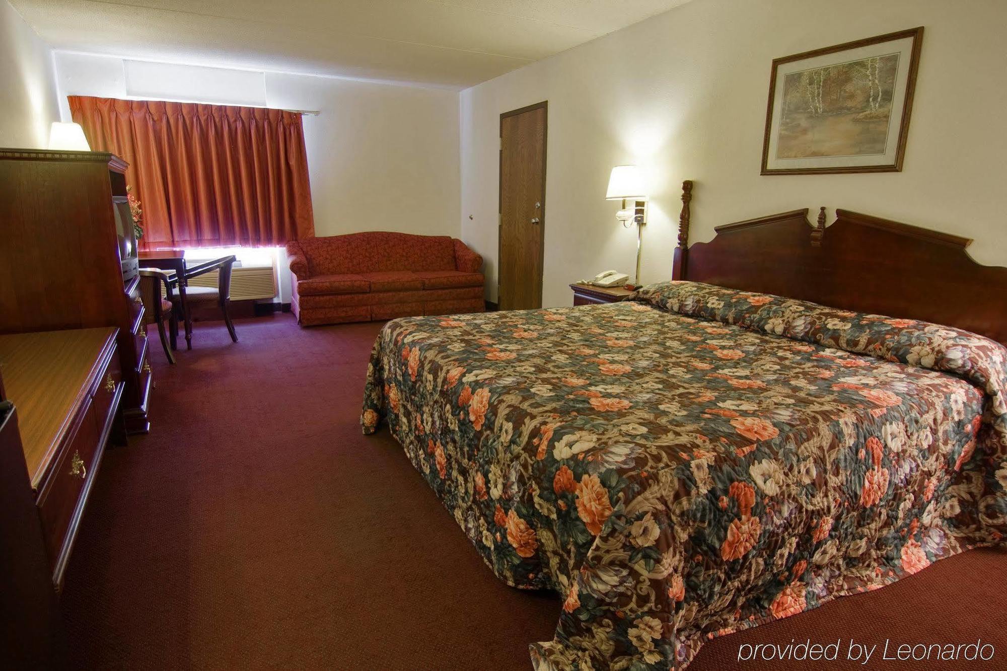 Voyageur Inn And Conference Center Reedsburg Room photo